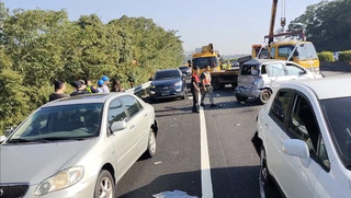 國3南下香山段7車連環撞  一度回堵5公里1人送醫