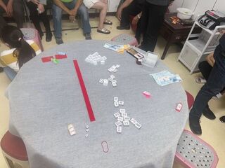 偏僻鐵皮屋藏賭場  竹南警埋伏包抄查獲31人