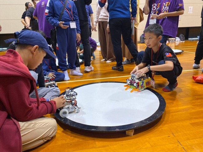 閃耀國際機器人大賽 台南學生代表隊奪30面獎牌 | 華視新聞