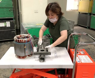 肌力老化難搬重物  職務再設計助中高齡續留職場