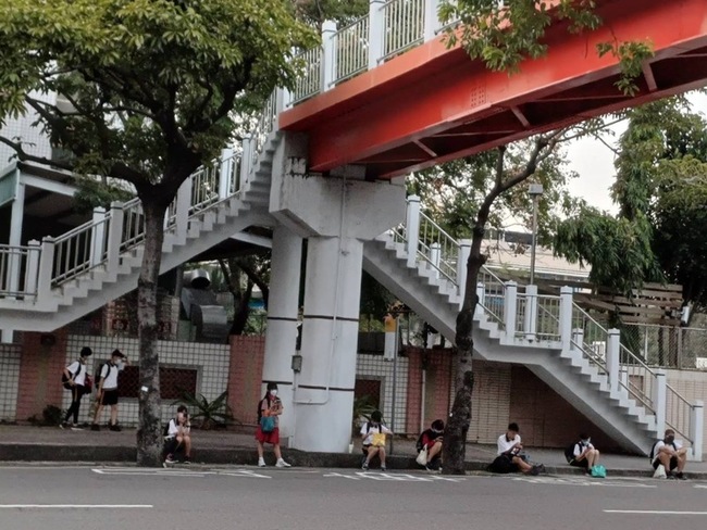 學生蹲地等公車  中市府優先校園醫院周邊設座椅 | 華視新聞