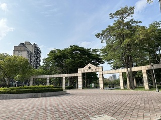 台中豐富公園牌樓老舊像墓園 中市府研議改善