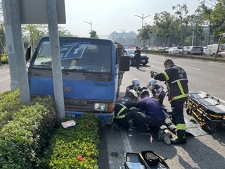 高雄小貨車自撞分隔島  駕駛送醫急救