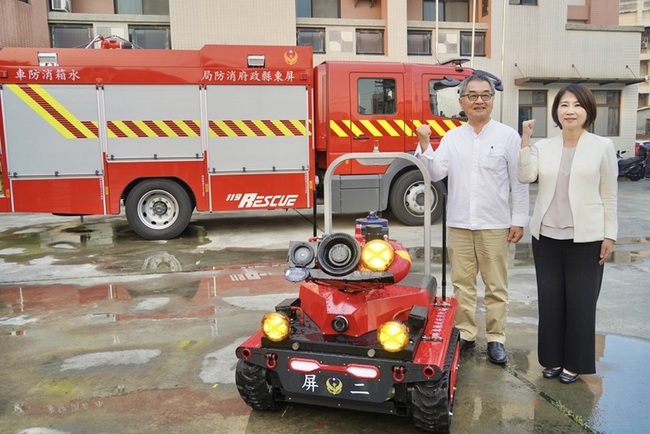 企業捐消防機器人  周春米：降低警消搶救風險 | 華視新聞