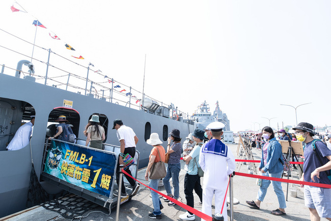 海軍艦艇開放吸引人潮 綠營立委喊支持國防自主 | 華視新聞