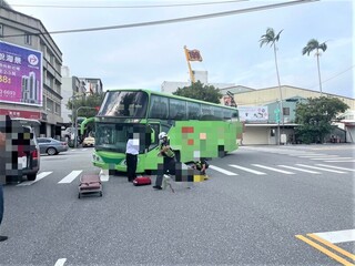 花蓮92歲老翁走行人穿越道  遭遊覽車撞上命危