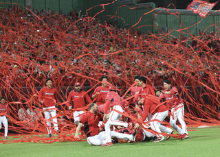 味全龍主場拋下紅色彩帶 奪睽違24年隊史第5冠