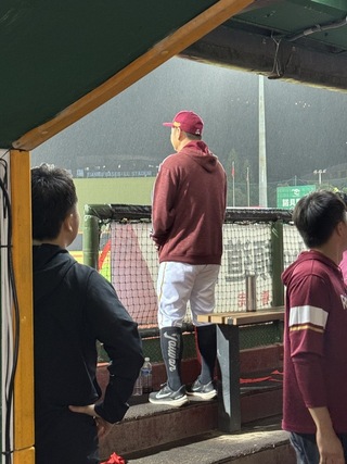 落寞看著味全龍拋彩帶  曾豪駒：自己要更努力