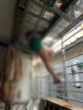 女兒扮飛賊踩破雨遮卡兩腿  老母憤提告