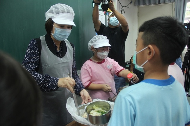 屏東推班班吃鱸魚 6.3萬師生嚐在地鮮味 | 華視新聞
