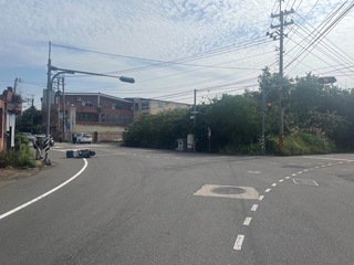 轎車過彎「切西瓜」撞倒機車  女外送員幸無大礙