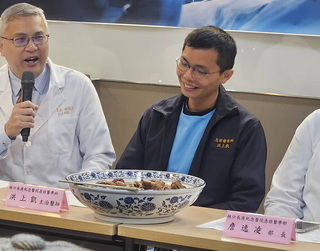 長庚為加薩返台醫洗塵 洪上凱聽拉車門聲如砲火