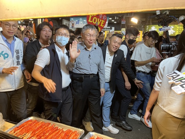 藍白合政黨協商前夕 柯文哲赴逢甲夜市掃街 | 華視新聞