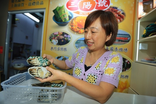 中國大閘蟹價格腰斬  盛產疊加消費下降 | 華視新聞