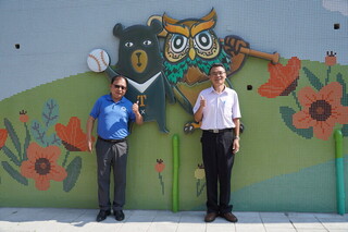 員林東山國小喔熊、東山鴞馬賽克壁畫 路人眼睛一亮