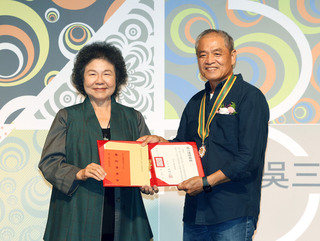 謝三泰獲吳三連獎 陳菊：民主不是天上掉下來