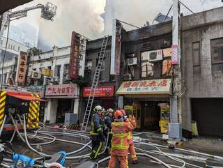 台中夾娃娃機店樓上住家火警  救出2人送醫