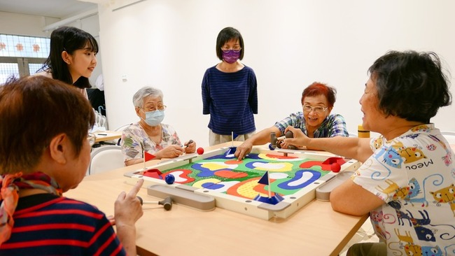 跨校團隊為長輩開發桌遊 槌球中訓練觸覺和記憶 | 華視新聞