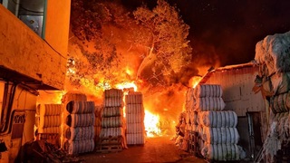 台中神岡工廠大火波及回收場住家  母女燒傷送醫