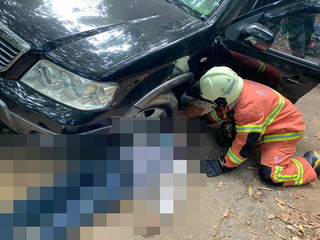 老翁疑欲回車上拉手煞車  反遭撞倒壓輪下不治