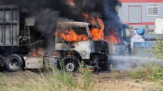 苗市空地3貨車離奇竄火燒毀 車主痛心損失慘重
