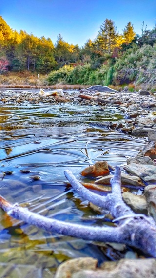 入夜低溫天池水面結冰  冰霜映楓紅美景如畫