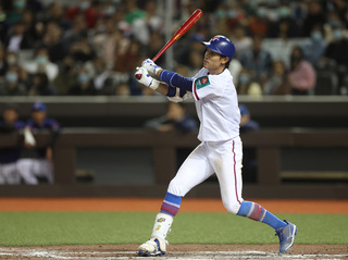 陳文杰從小都在太陽下打球  體驗大巨蛋覺得有點冷