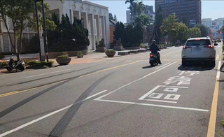 竹市議會前開車甩尾燒胎 涉案男子遭警查獲送辦