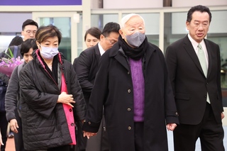 張忠謀結束APEC行程返台  顧立雄與吳釗燮接機