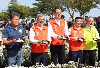陳建仁訪視苗栗銅鑼杭菊 盼打造台灣新農業
