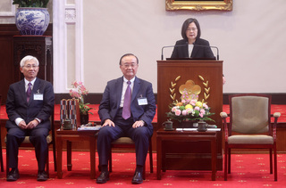 總統接見績優捐血代表 盼更多人捐血傳遞良善力量