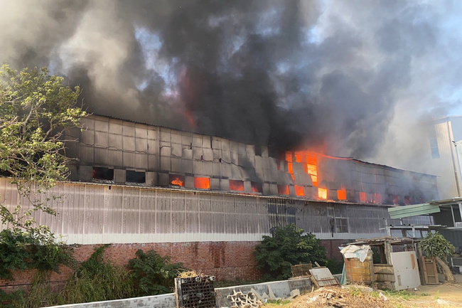 台南新營回收廠火警冒大量濃煙 員工及時撤出 | 華視新聞