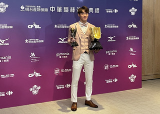 陳晨威轉外野獲金手套達目標 奪盜壘王感謝林孝程