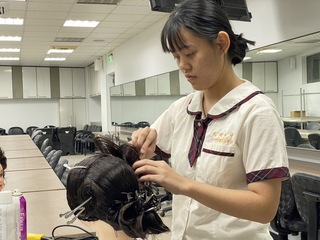 國中找到美髮興趣 光復高中李佳玲成家人御用設計師