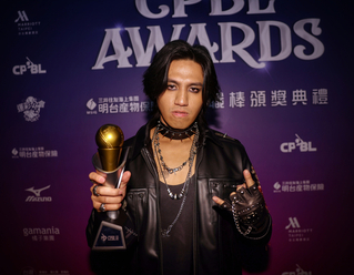 鄭浩均奪新人王龐克搖滾造型亮眼 喊話投手三冠王