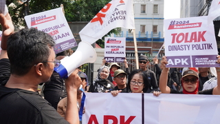 不滿法院助總統兒參選 印尼民團批修法快如煮泡麵