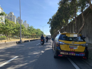 運將載客突昏迷撞路緣 乘客報案助送醫搶救