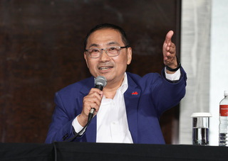 侯友宜唸柯文哲簡訊 稱郭台銘需要一個理由退選