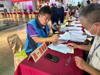 劉燈鐘登記參選台中立委1選區  藍白合添變數
