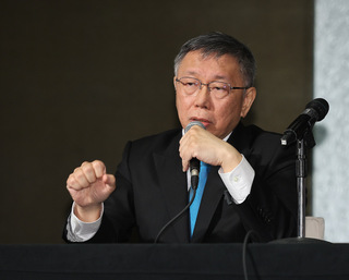 侯友宜公開唸簡訊內容 柯文哲：名嘴側翼做的事