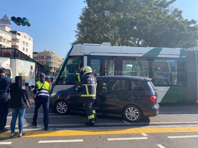 高雄女子開車違規右轉 撞上輕軌車頭 | 華視新聞