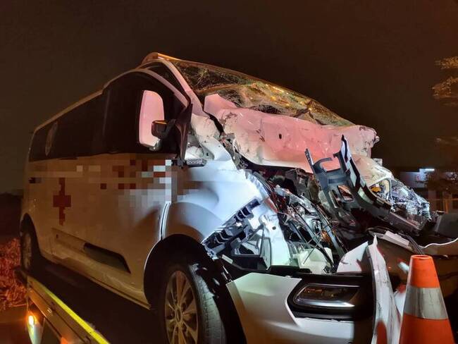 救護車載返家臨終病人國道追撞 釀5傷送醫 | 華視新聞