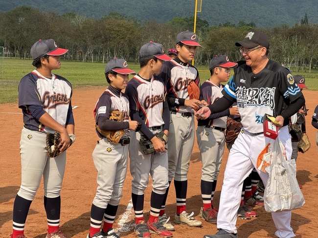 沖繩石垣少年隊首度參加關懷盃 小球員文化交流 | 華視新聞