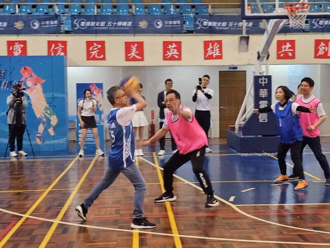 中華電信女籃迎50週年 郭水義切磋球技挺體育 | 華視新聞