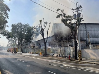 高雄輪圈工廠大火 消防調派化學車支援灌救