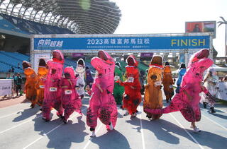 高雄富邦馬拉松休閒組開跑 百隻恐龍爆笑狂奔