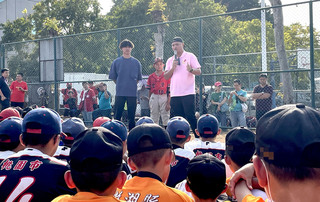 林昱珉任徐生明盃棒球教室教練 韓國少棒隊搶合照
