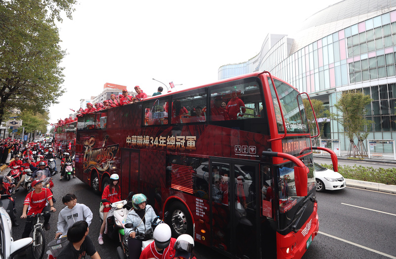 喜奪中職年度總冠軍　味全龍隊封王遊行（3）