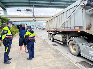 蘆洲警嚴抓大型車超載  1砂石車遭攔罰逾30萬元