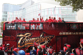 味全龍封王遊行破萬球迷參與 行經大巨蛋葉總有期待